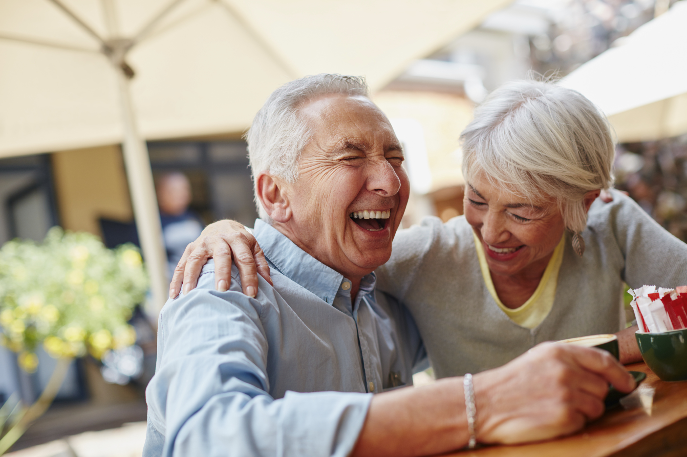 Пожилые люди на английском. Пожилые люди. Счастливые пенсионеры. Счастливые старики. Счастливые пожилые люди.
