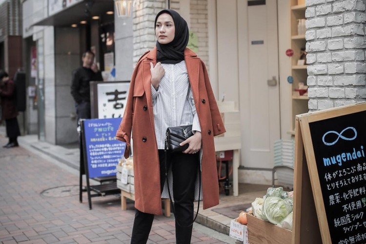 Ootd Sweater Crop Oversize Hijab - Stylish, 9 Ide Padu Padan Sweater