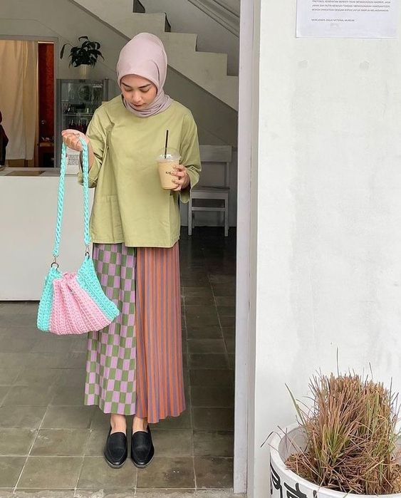 10 Model Baju Hijau Lemon Cocok dengan Jilbab Warna Apa? 2023